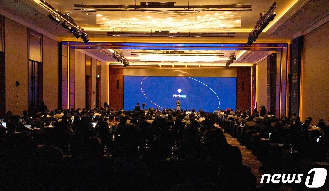 본문 이미지 -  이건수 커넥트웨이브 대표가 '3C(ConnectWave·Commerce&Change) 생성형Ai 콘퍼런스'에서 발표하고 있다.(커넥트웨이브 제공) 