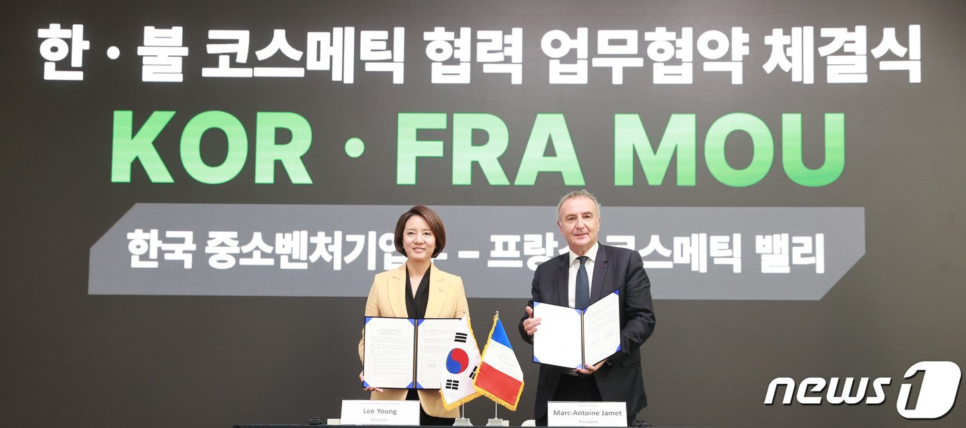 본문 이미지 - 이영 중소벤처기업부 장관이 8일 서울 성동구 에스팩토리에서 마크-앙투완 자메 코스메틱 밸리 이사장(LVMH그룹 사무총장)과 코스메틱 분야의 한국과 프랑스 간 협력 증진을 위한 협정을 체결하고 있다. (중소벤처기업부 제공) 2023.11.8/뉴스1