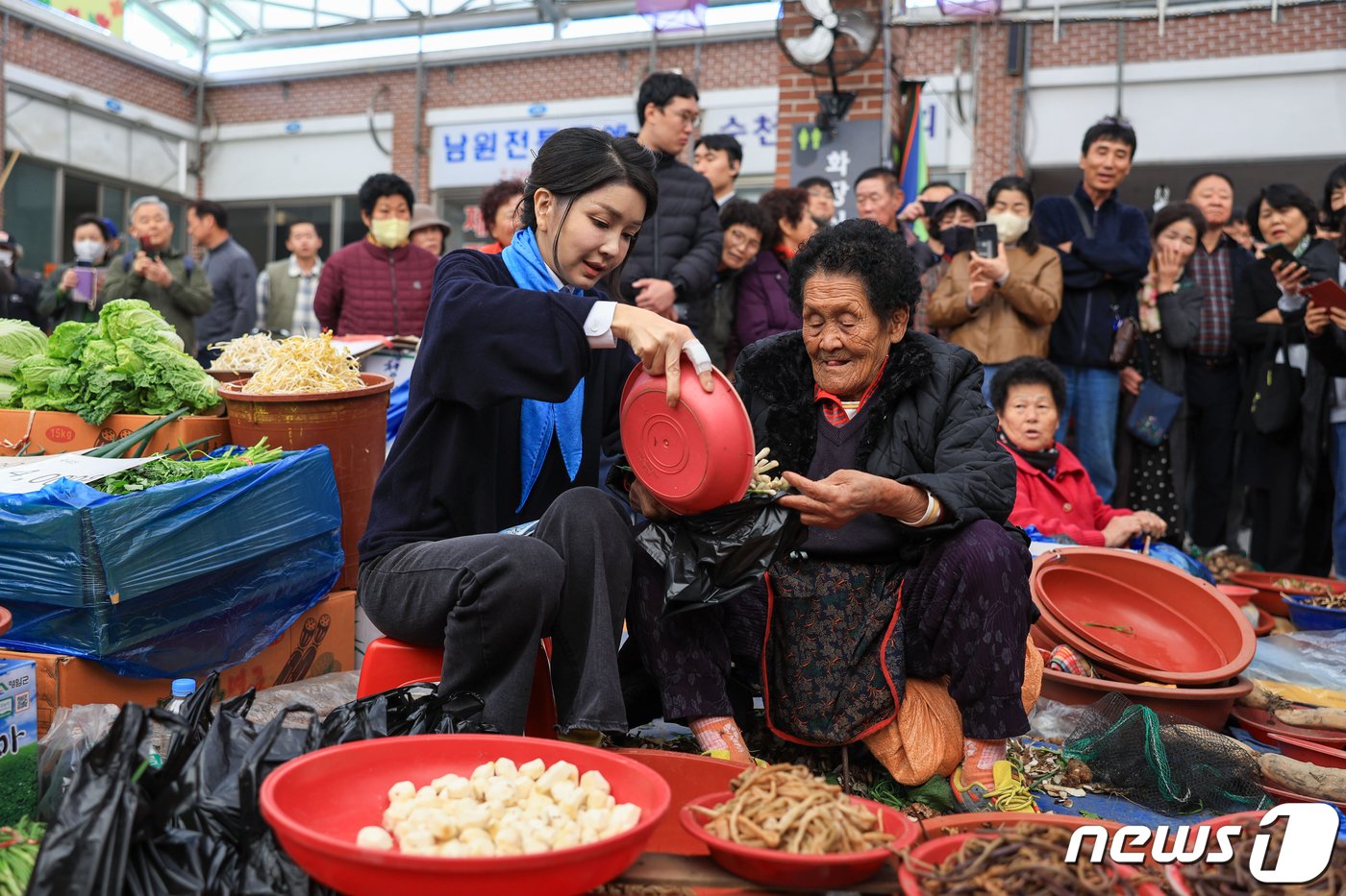 본문 이미지 - 윤석열 대통령 부인 김건희 여사가 지난 7일 전남 순천 아랫장을 방문해 채소를 구매하고 있다. (대통령실 제공) 2023.11.8/뉴스1 ⓒ News1 오대일 기자
