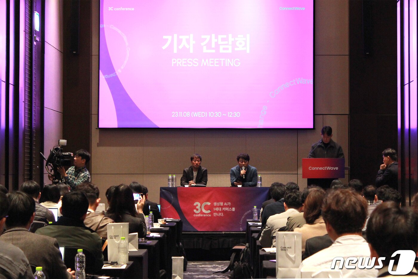 본문 이미지 -  이건수 커넥트웨이브 대표와 김성훈 업스테이지 대표가 기자간담회에서 답하고 있다.(커넥트웨이브 제공)