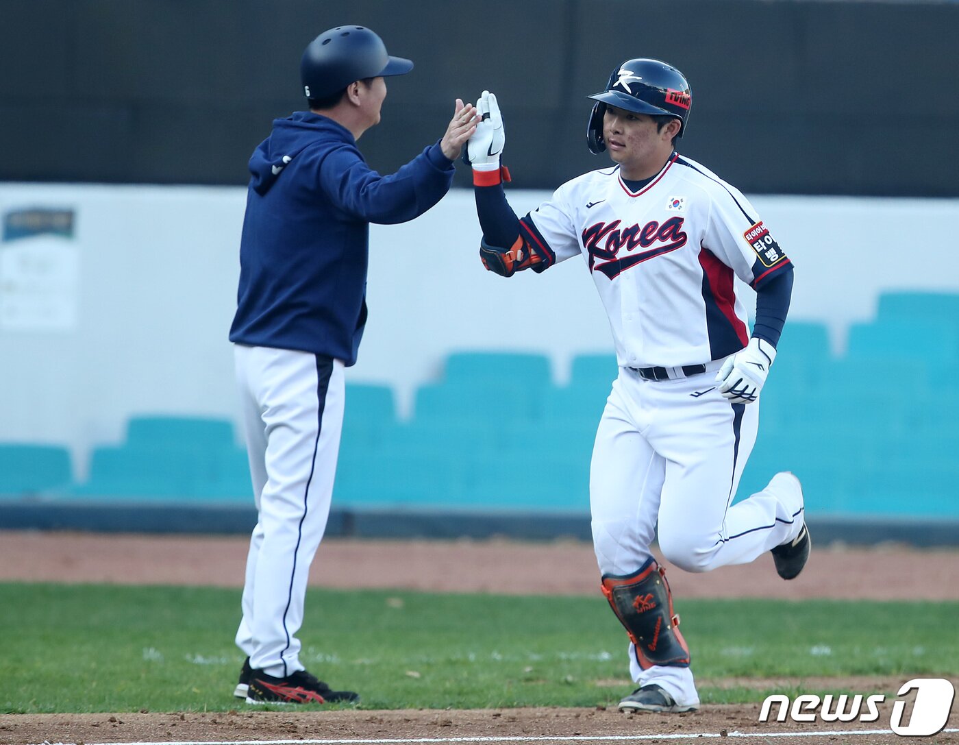 본문 이미지 - 8일 오후 대구 삼성라이온즈파크에서 열린 아시아프로야구챔피언십(APBC) 대표팀과 상무의 첫 연습경기, 7회말 대표팀 6번타자 문현빈이 3점홈런을 때린 뒤 베이스를 돌고 있다. 2023.11.8/뉴스1 ⓒ News1 공정식 기자