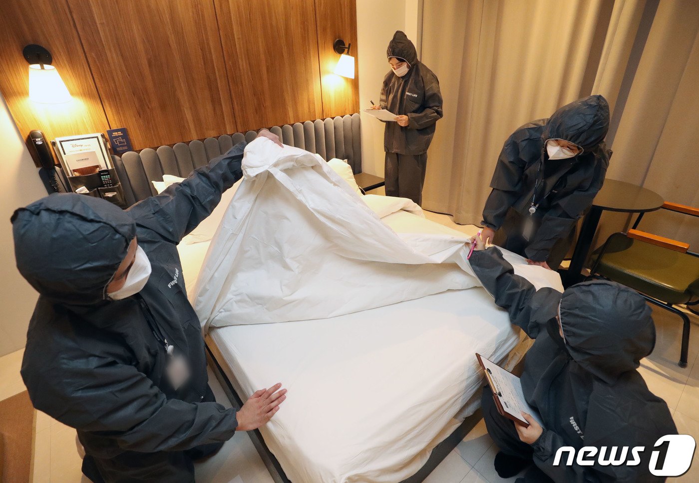 본문 이미지 - 8일 오후 경기 수원시 영통구의 한 숙박업소에서 경기도 식품안전과와 영통구 환경위생과 직원들이 빈대확산 예방을 위한 특별점검을 실시하고 있다. 2023.11.8/뉴스1 ⓒ News1 김영운 기자