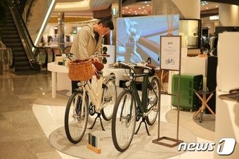본문 이미지 - 롯데백화점 잠실 에비뉴엘 4층 프리미엄 편집숍 GIO에 볼테르 자전거 2종이 전시돼 있다.(더스윙 제공)  
