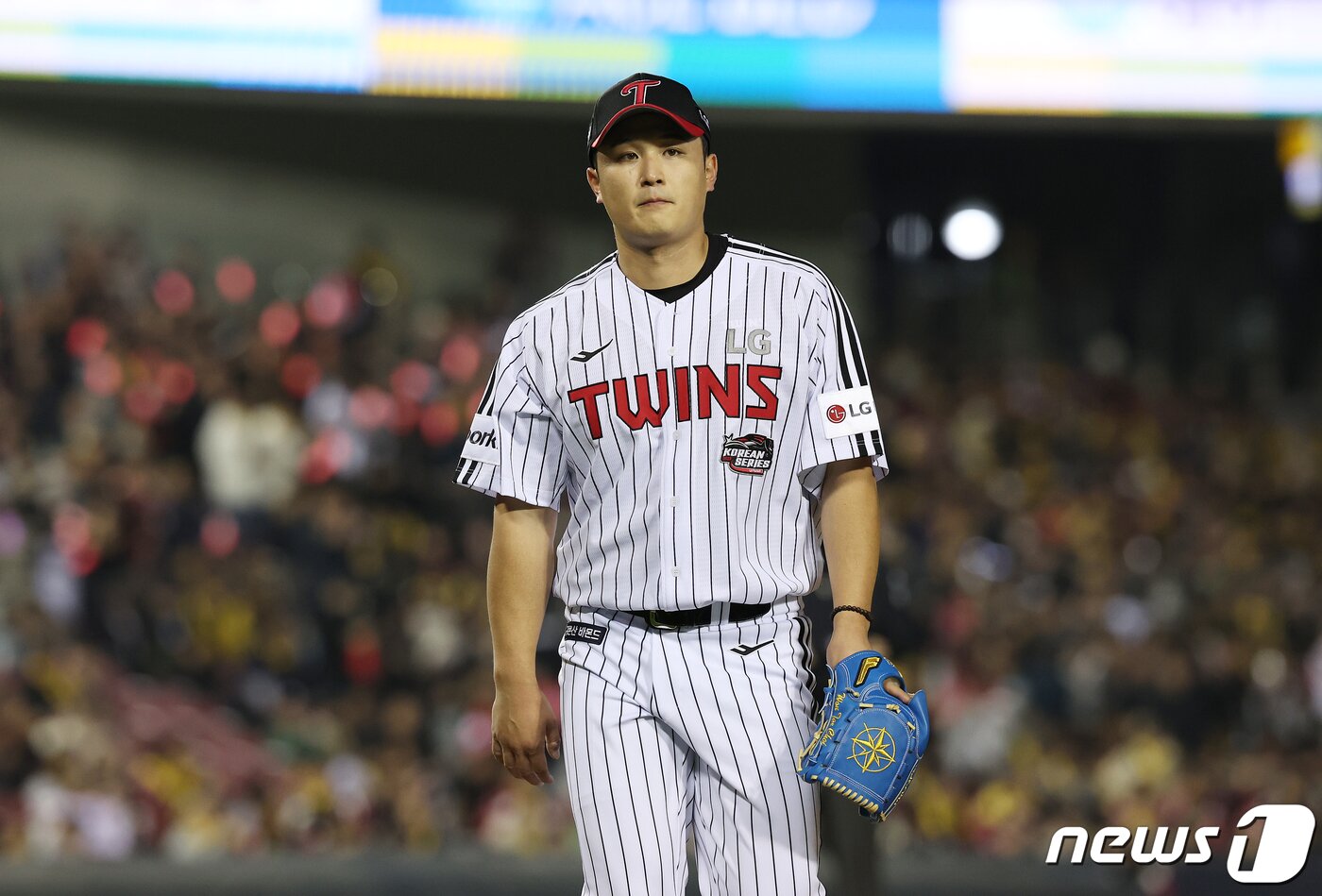 8일 오후 서울 송파구 잠실야구장에서 열린 프로야구 &#39;2023 신한은행 SOL KBO 포스트시즌&#39; 한국시리즈 2차전 LG 트윈스와 kt 위즈의 경기 1회초 1사 만루 상황, LG 선발 최원태가 kt 장성우에게 적시타를 허용한 후 교체되고 있다. 2023.11.8/뉴스1 ⓒ News1 이재명 기자