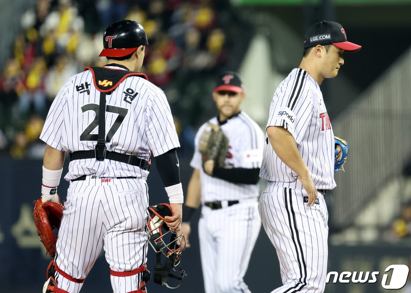 8일 오후 서울 송파구 잠실야구장에서 열린 프로야구 ‘2023 신한은행 SOL KBO 포스트시즌’ 한국시리즈 2차전 LG 트윈스와 kt 위즈의 경기, 1회초 만루위기에서 선제점을 허용한 LG 선발투수 최원태가 강판되고 있다. 2023.11.8/뉴스1 ⓒ News1 이동해 기자