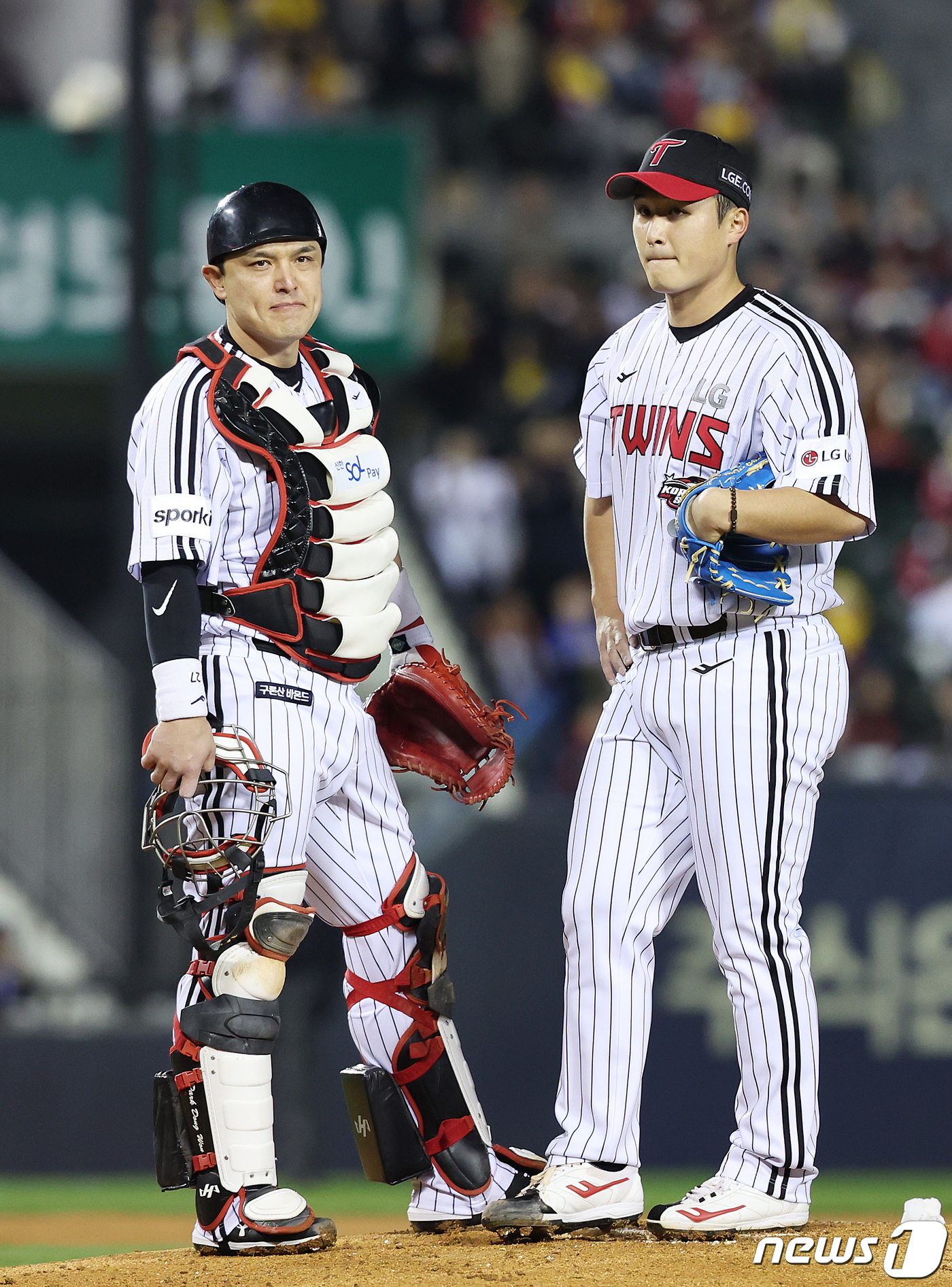 (서울=뉴스1) 이재명 기자 = 8일 오후 서울 송파구 잠실야구장에서 열린 프로야구 '2023 신한은행 SOL KBO 포스트시즌' 한국시리즈 2차전 LG 트윈스와 kt 위즈의 경기 …