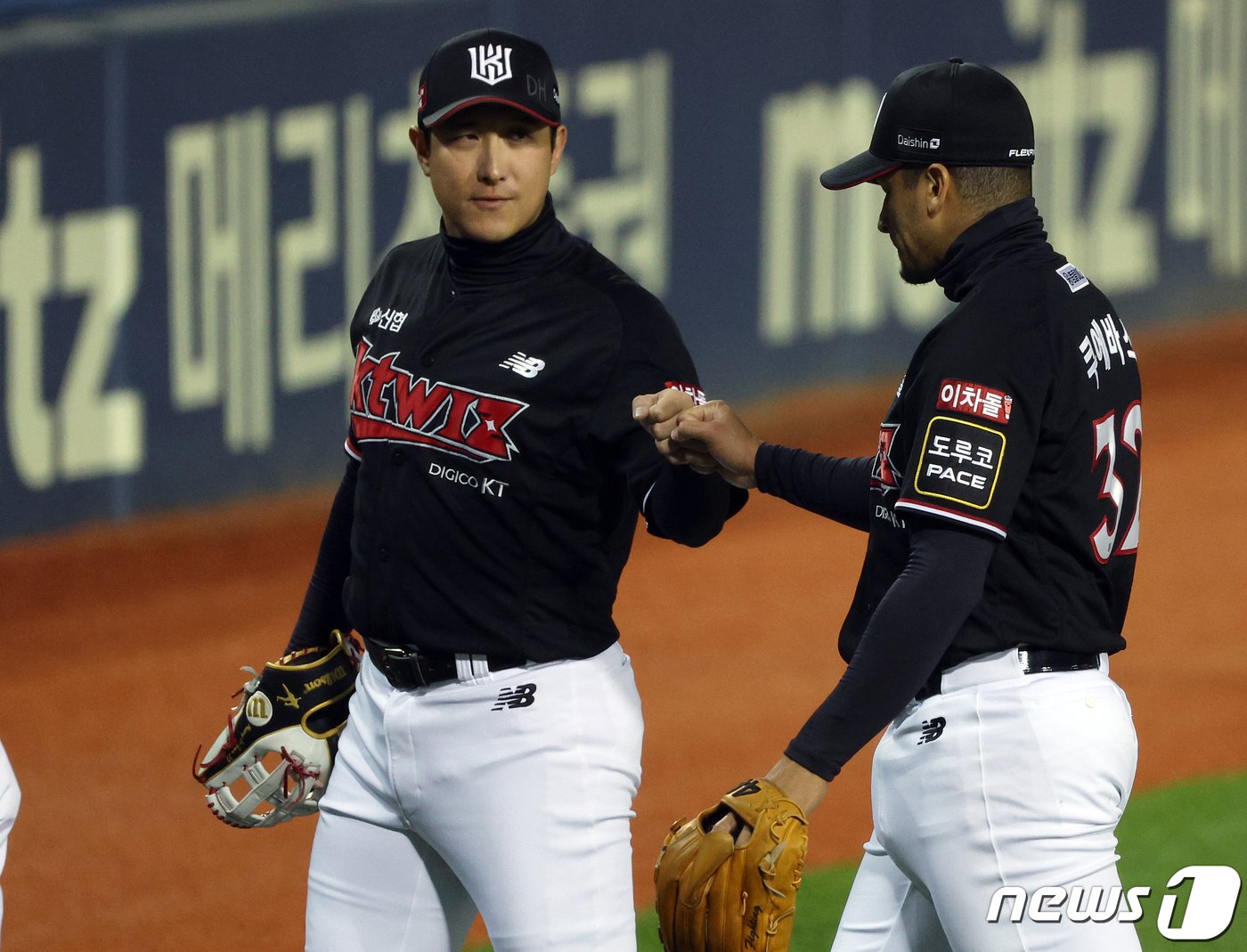 8일 오후 서울 송파구 올림픽로 잠실야구장에서 열린 프로야구 &#39;2023 신한은행 SOL KBO 포스트시즌&#39; 한국시리즈 2차전 LG 트윈스와 kt 위즈의 경기 1회말 이닝을 무실점으로 막은 kt 선발 쿠에바스가 황재균의 격려를 받고 있다. 2023.11.8/뉴스1 ⓒ News1 박정호 기자