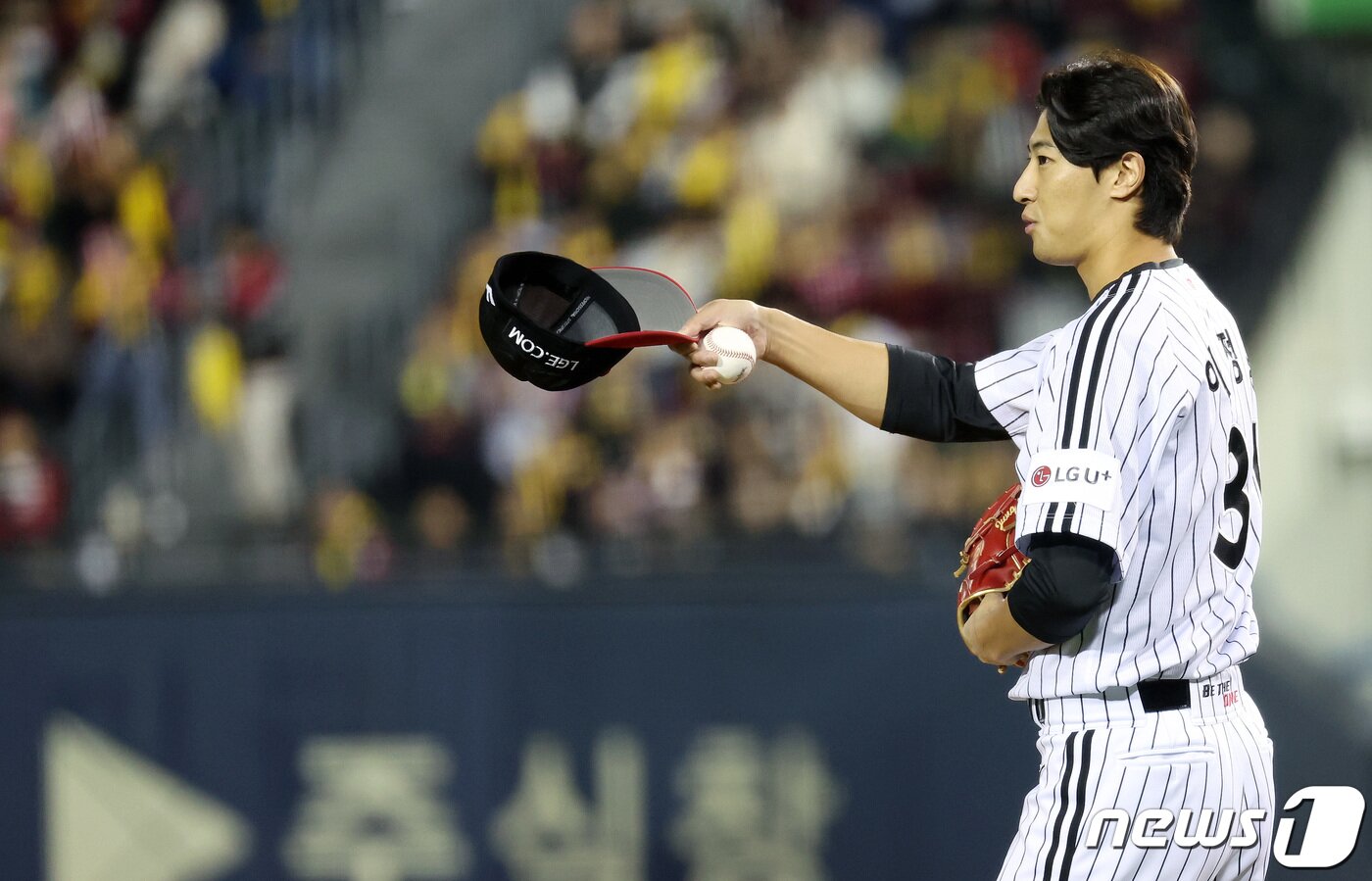 본문 이미지 - 8일 오후 서울 송파구 올림픽로 잠실야구장에서 열린 프로야구 '2023 신한은행 SOL KBO 포스트시즌' 한국시리즈 2차전 LG 트윈스와 kt 위즈의 경기 2회초 LG 이정용이 수비진의 허슬플레이에 고마움을 표하고 있다. 2023.11.8/뉴스1 ⓒ News1 이동해 기자