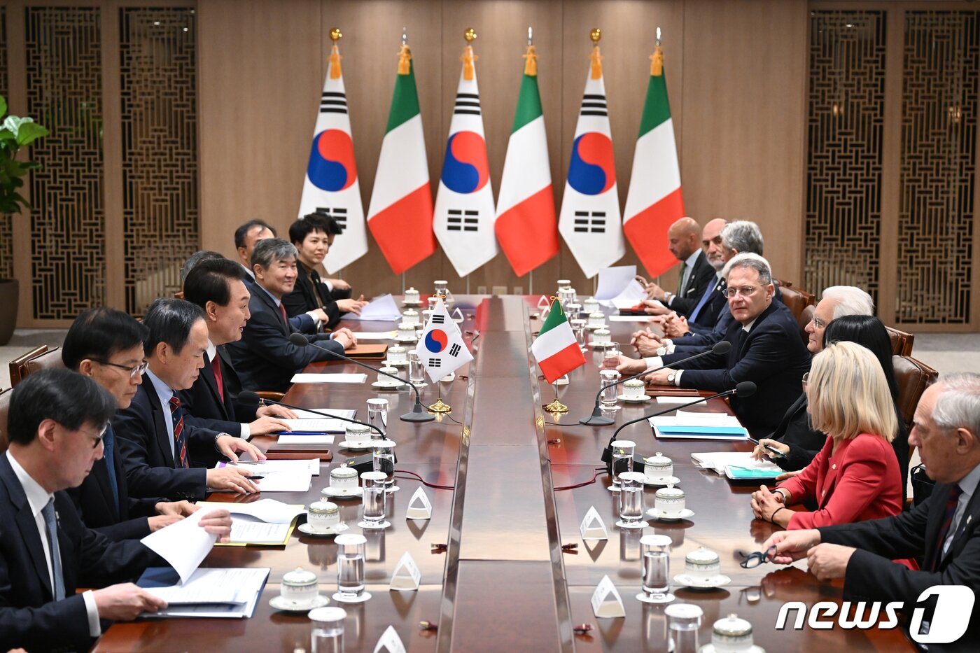 본문 이미지 - 윤석열 대통령이 8일 용산 대통령실 청사에서 열린 한·이탈리아 정상회담에서 세르지오 마타렐라 대통령과 대화하고 있다. (대통령실 제공) 2023.11.8/뉴스1 ⓒ News1 오대일 기자