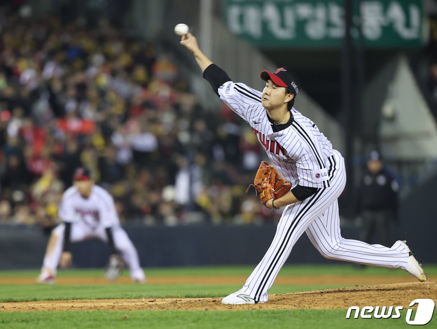 8일 오후 서울 송파구 잠실야구장에서 열린 프로야구 &#39;2023 신한은행 SOL KBO 포스트시즌&#39; 한국시리즈 2차전 LG 트윈스와 kt 위즈의 경기 5회초 2사 1,2루 상황 등판한 LG 유영찬이 역투하고 있다. 2023.11.8/뉴스1 ⓒ News1 이재명 기자