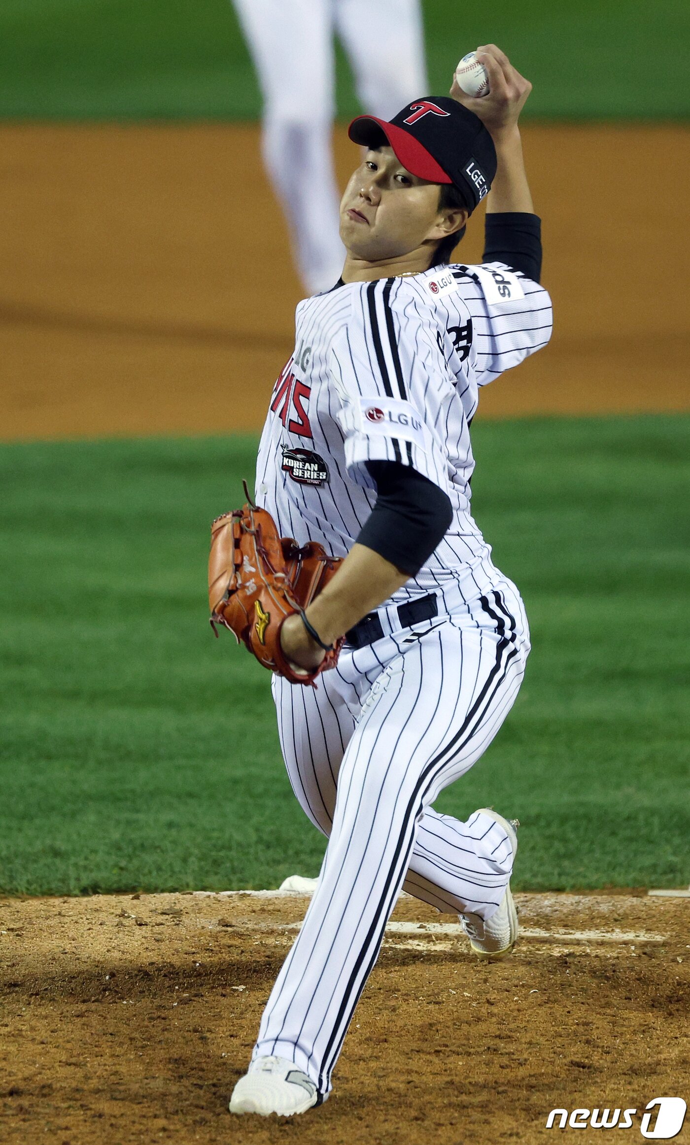 본문 이미지 - 8일 오후 서울 송파구 올림픽로 잠실야구장에서 열린 프로야구 '2023 신한은행 SOL KBO 포스트시즌' 한국시리즈 2차전 LG 트윈스와 kt 위즈의 경기 5회초 마운드에 오른 LG 유영찬이 역투하고 있다. 2023.11.8/뉴스1 ⓒ News1 박정호 기자