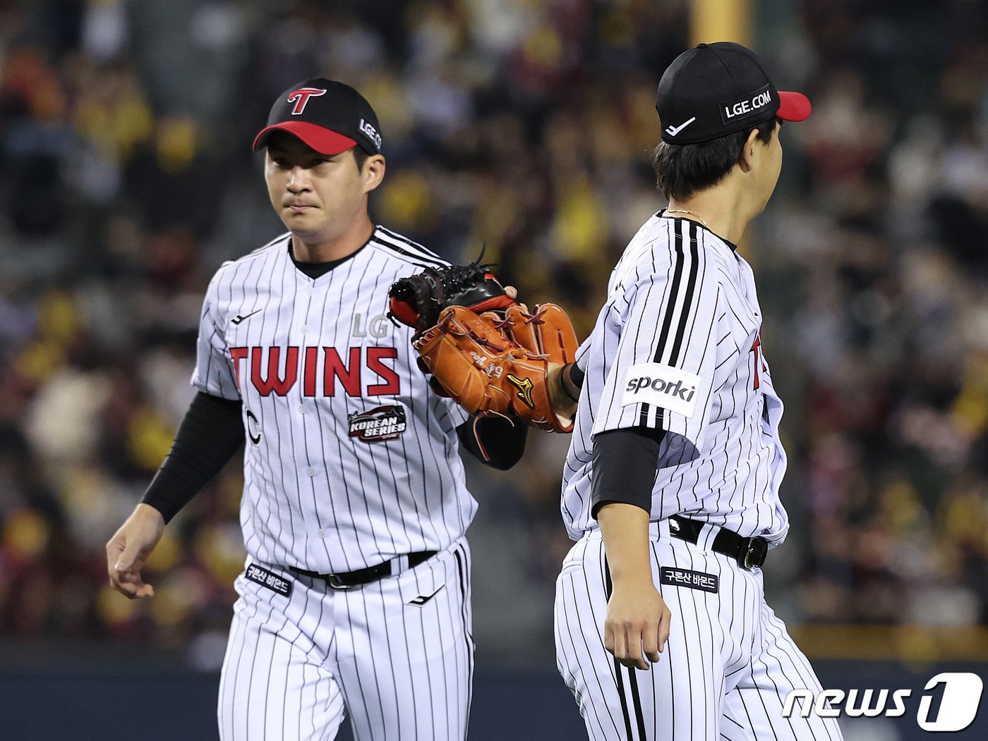 8일 오후 서울 송파구 잠실야구장에서 열린 프로야구 &#39;2023 신한은행 SOL KBO 포스트시즌&#39; 한국시리즈 2차전 LG 트윈스와 kt 위즈의 경기 7회초 2사 주자없는 상황, LG 유영찬이 호수비를 펼친 오지환과 하이파이브를 하고 있다. 2023.11.8/뉴스1 ⓒ News1 이재명 기자