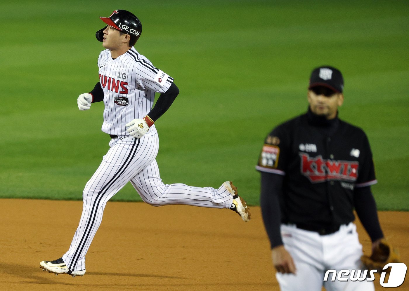 8일 오후 서울 송파구 올림픽로 잠실야구장에서 열린 프로야구 &#39;2023 신한은행 SOL KBO 포스트시즌&#39; 한국시리즈 2차전 LG 트윈스와 kt 위즈의 경기 6회말 1사 주자 없는 상황 LG 오지환이 솔로홈런을 날린 뒤 그라운드를 돌고 있다. 2023.11.8/뉴스1 ⓒ News1 박정호 기자