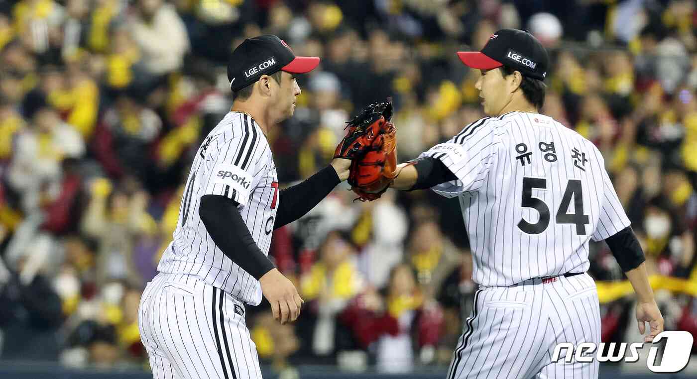 8일 오후 서울 송파구 올림픽로 잠실야구장에서 열린 프로야구 '2023 신한은행 SOL KBO 포스트시즌' 한국시리즈 2차전 LG 트윈스와 kt 위즈의 경기 7회초 2사 주자없는 상황 LG 유영찬이 호수비를 보여준 유격수 오지환에게 고마움을 표하고 있다. 2023.11.8/뉴스1 © News1 이동해 기자