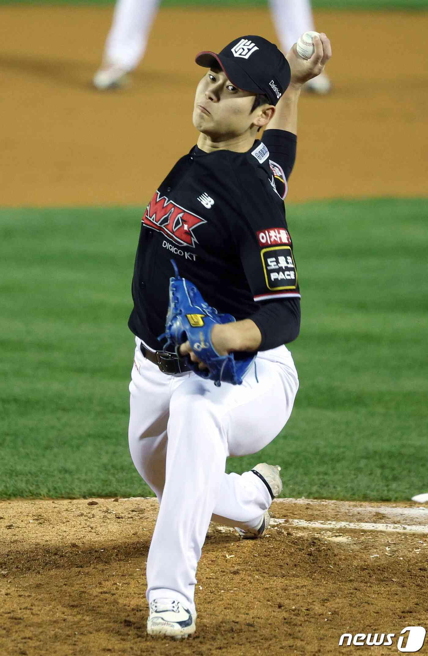 8일 오후 서울 송파구 올림픽로 잠실야구장에서 열린 프로야구 '2023 신한은행 SOL KBO 포스트시즌' 한국시리즈 2차전 LG 트윈스와 kt 위즈의 경기 7회말 kt 박영현이 역투하고 있다. 2023.11.8/뉴스1 © News1 박정호 기자