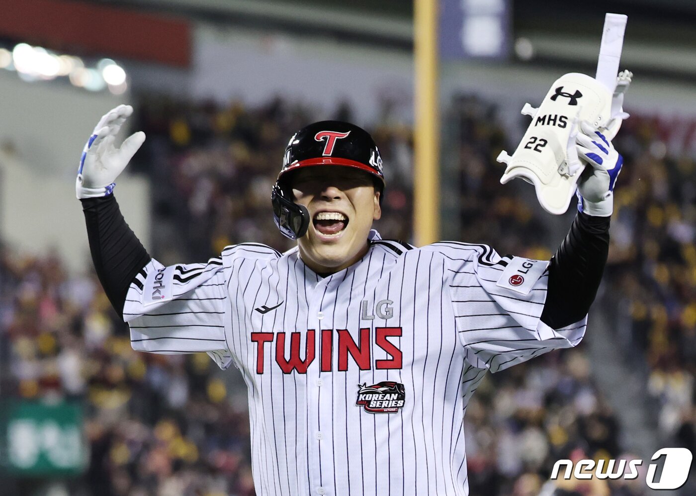 8일 오후 서울 송파구 잠실야구장에서 열린 프로야구 &#39;2023 신한은행 SOL KBO 포스트시즌&#39; 한국시리즈 2차전 LG 트윈스와 kt 위즈의 경기 7회말 2사 1루 상황, 적시타를 친 LG 김현수가 대주자 손호영과 교체로 더그아웃으로 향하는 도중 기뻐하고 있다 2023.11.8/뉴스1 ⓒ News1 이재명 기자