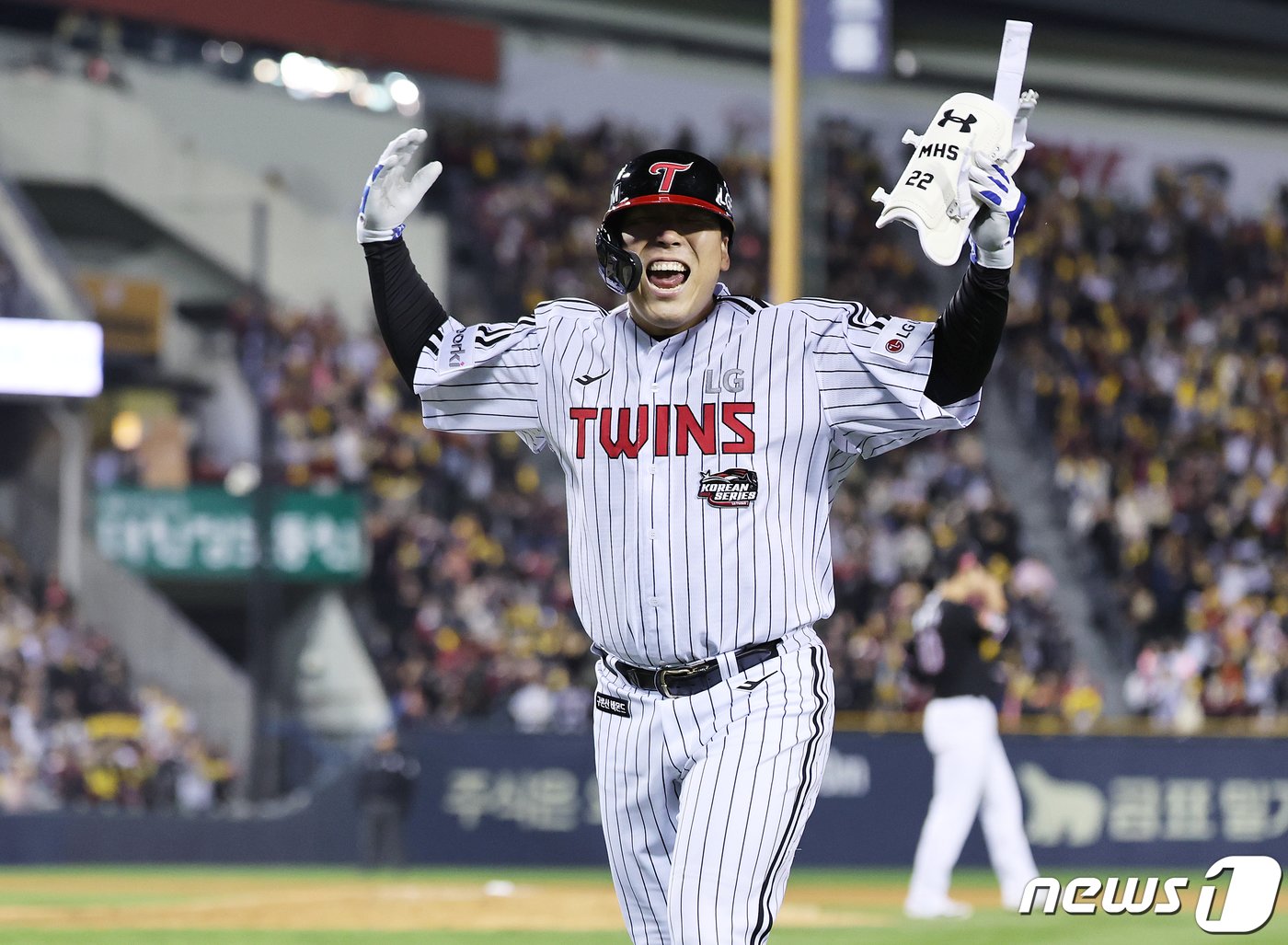 8일 오후 서울 송파구 잠실야구장에서 열린 프로야구 &#39;2023 신한은행 SOL KBO 포스트시즌&#39; 한국시리즈 2차전 LG 트윈스와 kt 위즈의 경기 7회말 2사 1루 상황, 적시타를 친 LG 김현수가 대주자 손호영과 교체로 더그아웃으로 향하는 도중 기뻐하고 있다 2023.11.8/뉴스1 ⓒ News1 이재명 기자