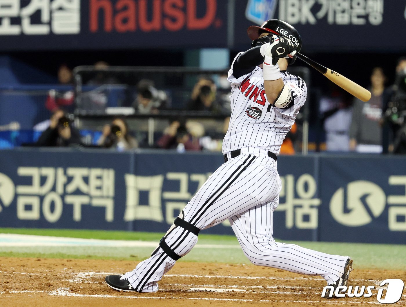 8일 오후 서울 송파구 올림픽로 잠실야구장에서 열린 프로야구 &#39;2023 신한은행 SOL KBO 포스트시즌&#39; 한국시리즈 2차전 LG 트윈스와 kt 위즈의 경기 8회말 1사 2루 LG 박동원이 역전 투런홈런을 쏘아올리고 있다. 2023.11.8/뉴스1 ⓒ News1 이동해 기자