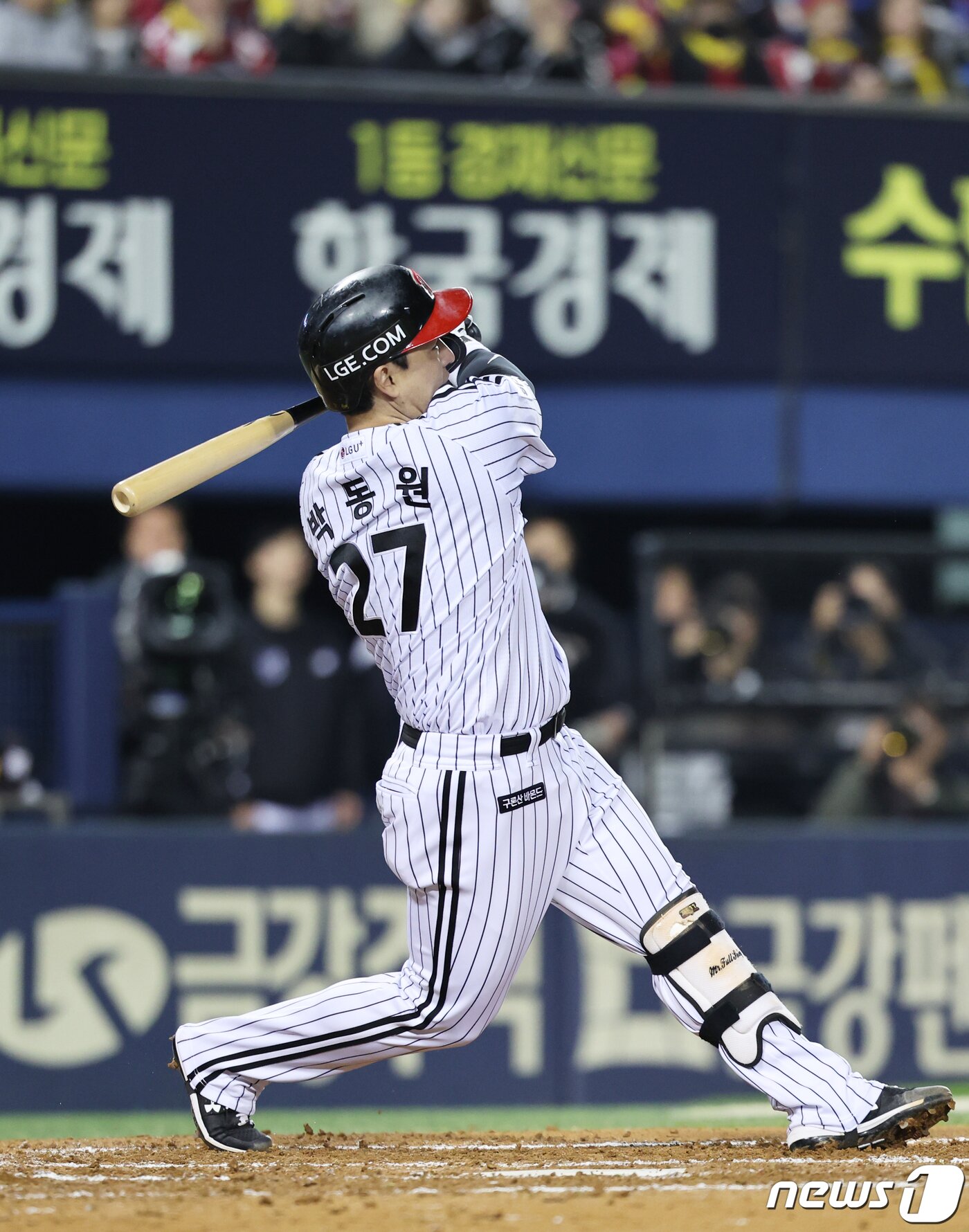 8일 오후 서울 송파구 잠실야구장에서 열린 프로야구 &#39;2023 신한은행 SOL KBO 포스트시즌&#39; 한국시리즈 2차전 LG 트윈스와 kt 위즈의 경기 8회 1사 2루 상황, LG 박동원이 투런포를 치고 있다. 2023.11.8/뉴스1 ⓒ News1 이재명 기자