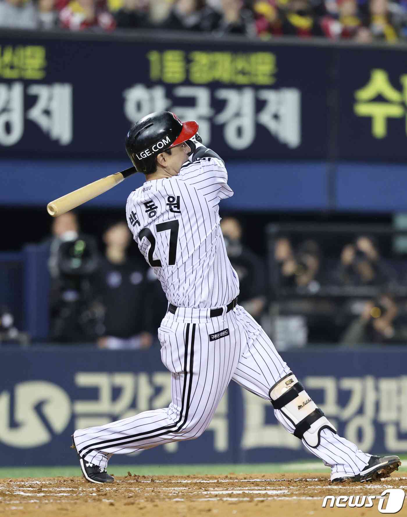 8일 오후 서울 송파구 잠실야구장에서 열린 프로야구 '2023 신한은행 SOL KBO 포스트시즌' 한국시리즈 2차전 LG 트윈스와 kt 위즈의 경기 8회 1사 2루 상황, LG 박동원이 투런포를 치고 있다. 2023.11.8/뉴스1 © News1 이재명 기자