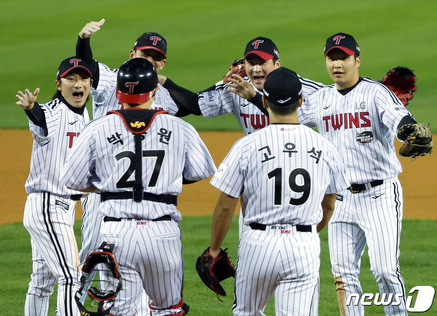 8일 오후 서울 송파구 올림픽로 잠실야구장에서 열린 프로야구 &#39;2023 신한은행 SOL KBO 포스트시즌&#39; 한국시리즈 2차전 LG 트윈스와 kt 위즈의 경기에서 역전승을 거둔 LG 선수들이 기뻐하고 있다. 2023.11.8/뉴스1 ⓒ News1 박정호 기자