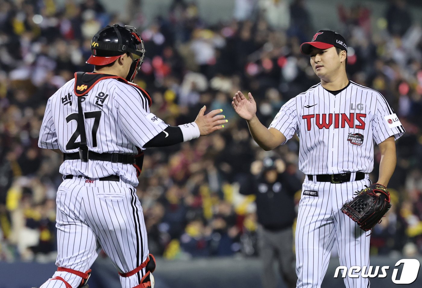 8일 오후 서울 송파구 잠실야구장에서 열린 프로야구 &#39;2023 신한은행 SOL KBO 포스트시즌&#39; 한국시리즈 2차전 LG 트윈스와 kt 위즈의 경기를 5대4로 승리를 거둔 LG 마무리 고우석과 포수 박동원이 기뻐하고 있다. 2023.11.8/뉴스1 ⓒ News1 이재명 기자