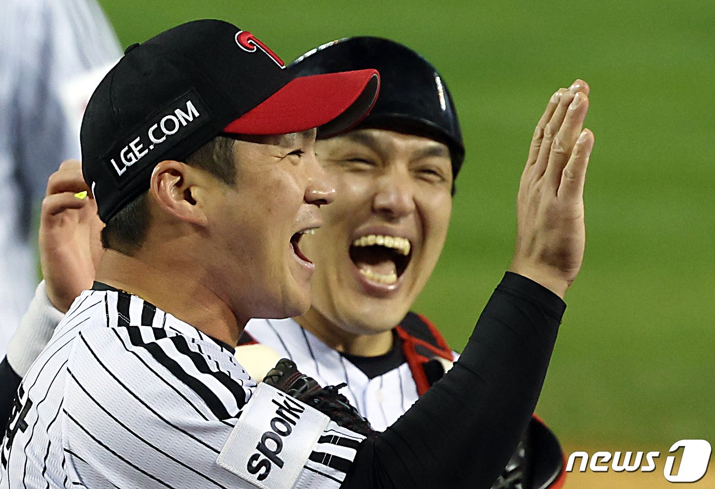 본문 이미지 - 8일 오후 서울 송파구 올림픽로 잠실야구장에서 열린 프로야구 '2023 신한은행 SOL KBO 포스트시즌' 한국시리즈 2차전 LG 트윈스와 kt 위즈의 경기에서 역전승 주역 LG 박동원과 솔로포를 터트린 오지환이 환하게 웃고 있다. 2023.11.8/뉴스1 ⓒ News1 박정호 기자