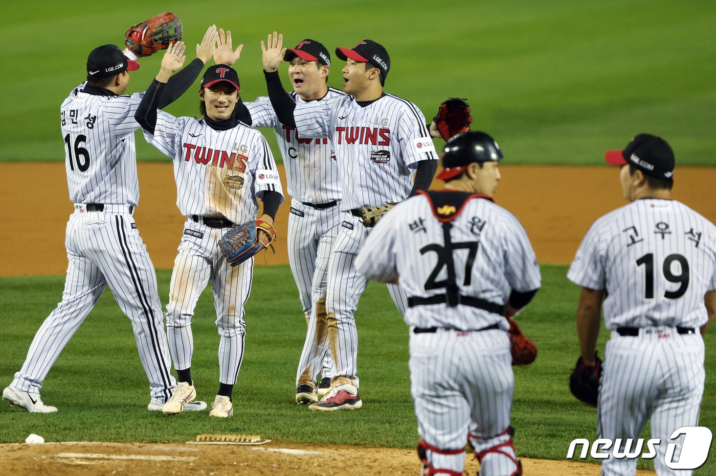 8일 오후 서울 송파구 올림픽로 잠실야구장에서 열린 프로야구 &#39;2023 신한은행 SOL KBO 포스트시즌&#39; 한국시리즈 2차전 LG 트윈스와 kt 위즈의 경기에서 역전승을 거둔 LG 선수들이 기뻐하고 있다. 2023.11.8/뉴스1 ⓒ News1 박정호 기자