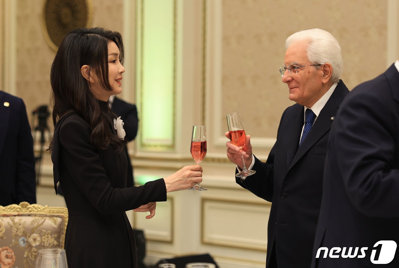 김건희 여사가 8일 청와대 영빈관에서 열린 한·이탈리아 정상회담 공식만찬에서 세르지오 마타렐라 이탈리아 대통령과 건배하고 있다. &#40;대통령실 제공&#41; 2023.11.8/뉴스1 ⓒ News1 오대일 기자