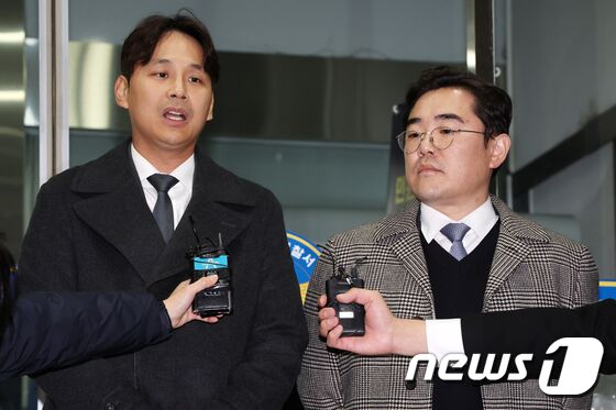 사기 혐의로 경찰에 구속된 전청조씨의 법률 대리인 박민규(왼쪽)·안주영 변호사가 8일 밤 서울 송파구 송파경찰서에서 전 씨와 남현희 씨의 대질 신문이 끝난 뒤 취재진의 질문에 답하고 있다. 2023.11.8/뉴스1 © News1 민경석 기자