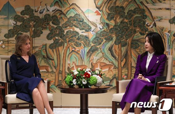 마타렐라 여사와 환담하는 김건희 여사