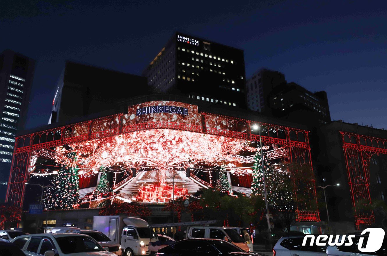 본문 이미지 - 신세계백화점이 9일 본점 미디어 파사드를 비롯해 전국 각 점포 크리스마스 장식에 불을 밝힌다. 올해 본점 외관의 미디어 파사드는 375만 개의 LED칩을 사용, 외벽 전체가 63x18m 크기의 거대한 스크린으로 탈바꿈한다. (신세계 백화점 제공) /뉴스1 ⓒ News1 민경석 기자