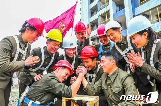 노동신문, 서포지구 새 거리 건설장 조명…