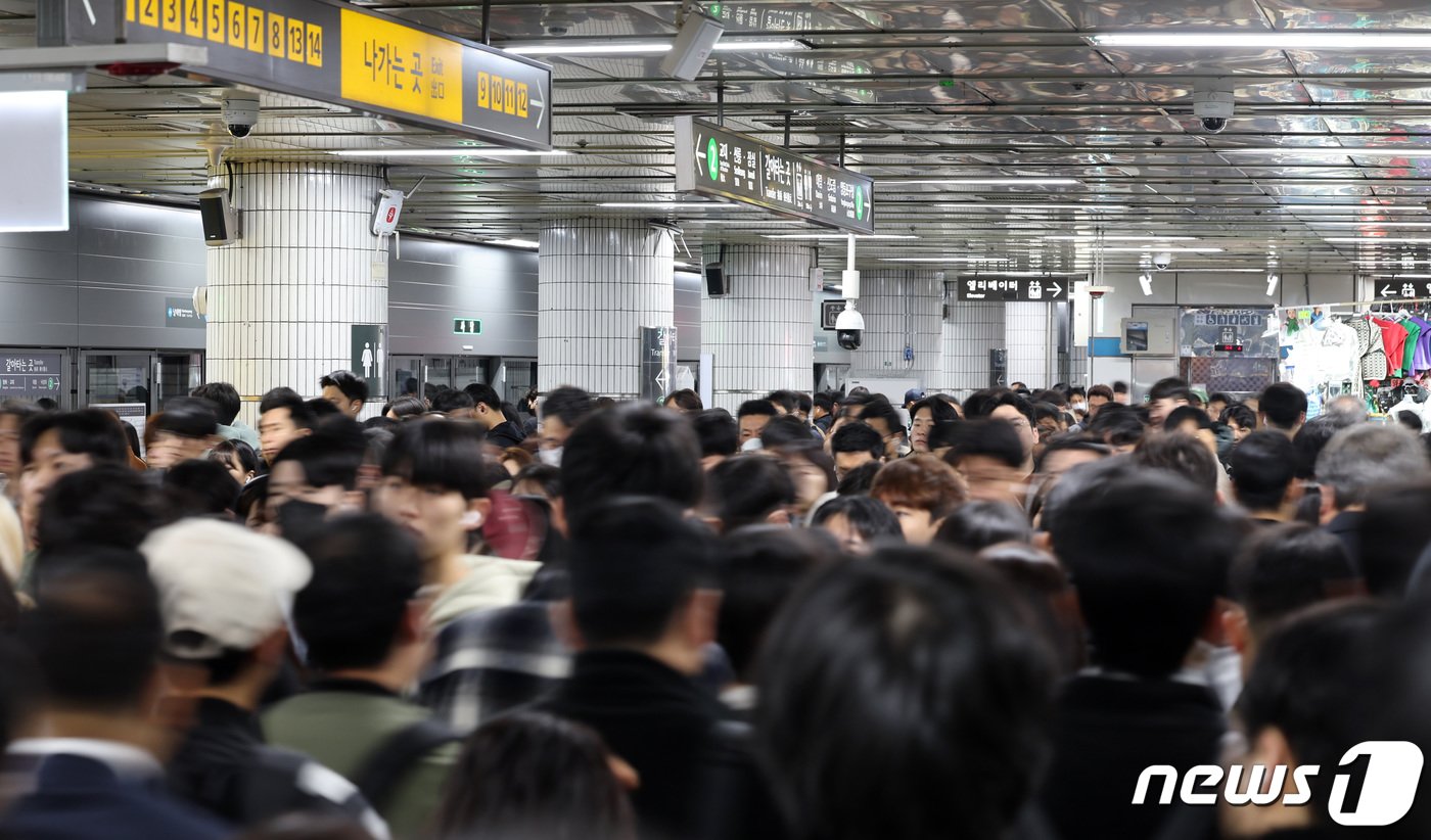 서울교통공사 노조가 경고파업에 돌입한 9일 오전 서울 사당역에서 시민들이 지하철을 이용하기 위해 발걸음을 서두르고 있다. 노조는 출근시간 등을 고려해 9일 오전 9시부터 10일 오후 6시까지 약 하루 반나절 동안 파업에 돌입하기로 했다. 2023.11.9/뉴스1 ⓒ News1 김성진 기자