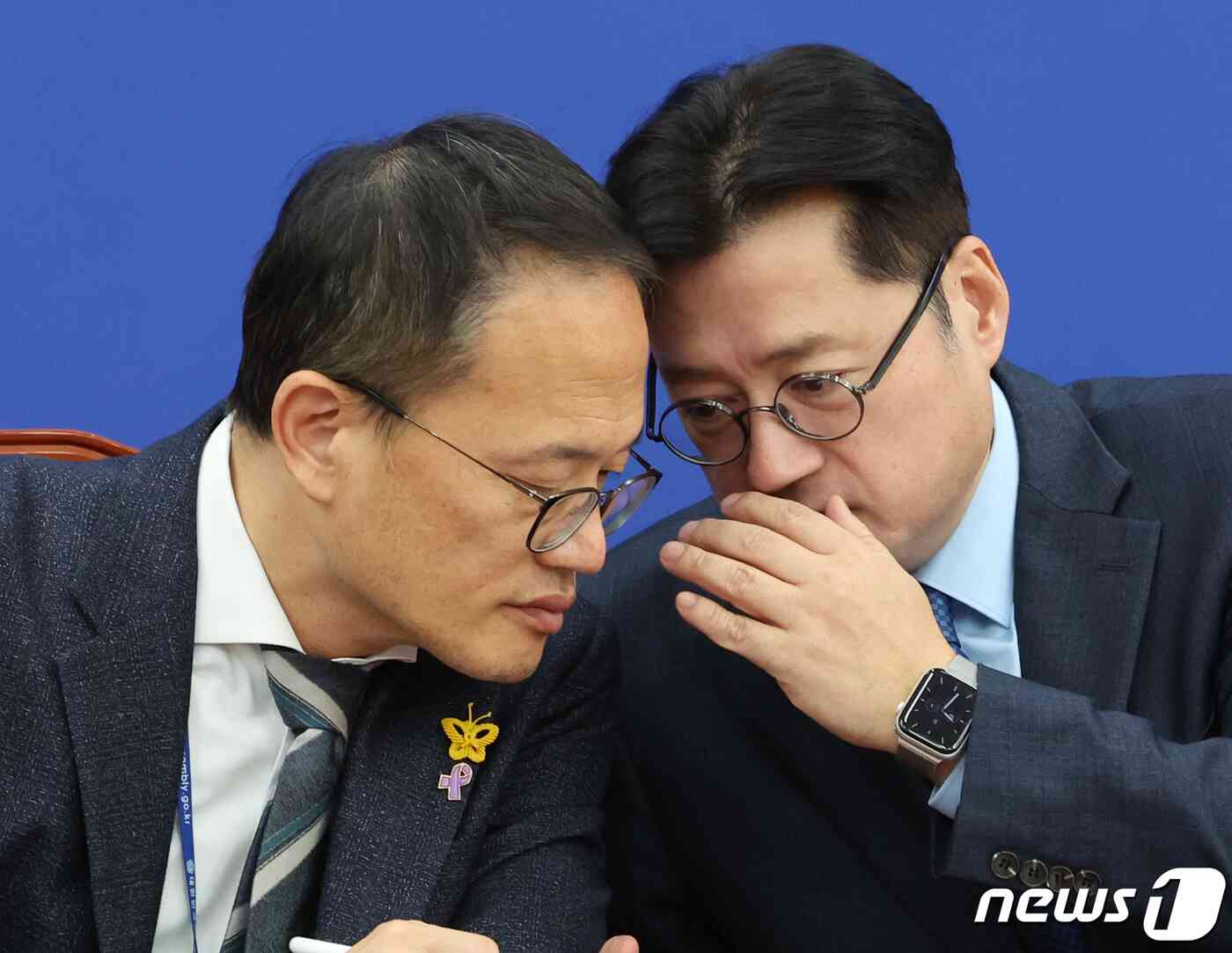 홍익표 더불어민주당 원내대표와 박주민 원내수석부대표가 9일 서울 여의도 국회에서 열린 정책조정회의에서 대화를 하고 있다. 2023.11.9/뉴스1 © News1 송원영 기자