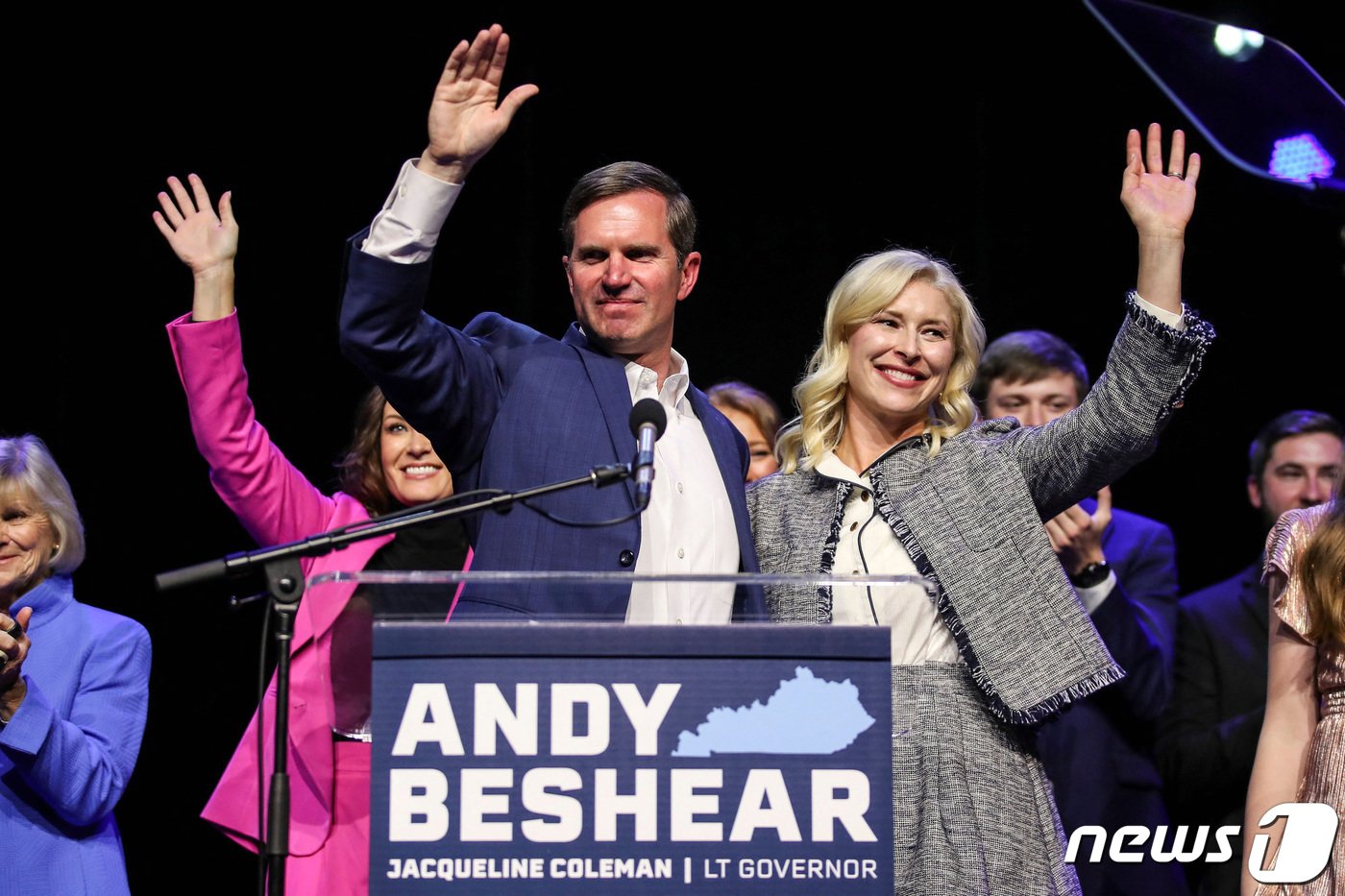 본문 이미지 - 앤디 베시어 켄터키 주지사가 지난해 11월 7일&#40;현지시간&#41; 선거 승리 후 아내 브리태니 여사와 함께 지지자들에게 손을 흔들고 있다. 2023.11.7 ⓒ 로이터=뉴스1 ⓒ News1 강민경 기자
