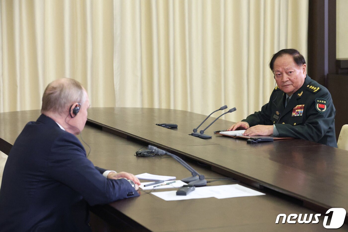 본문 이미지 - 지난 2023년 11월 블라디미르 푸틴 러시아 대통령&#40;왼쪽&#41;이 모스크바 외곽 노보 오가르요보 관저에서 중국군 서열 2위 장유샤 중국 중앙 군사위 부주석과 만나고 있다. 2023.11.9 ⓒ 로이터=뉴스1 ⓒ News1