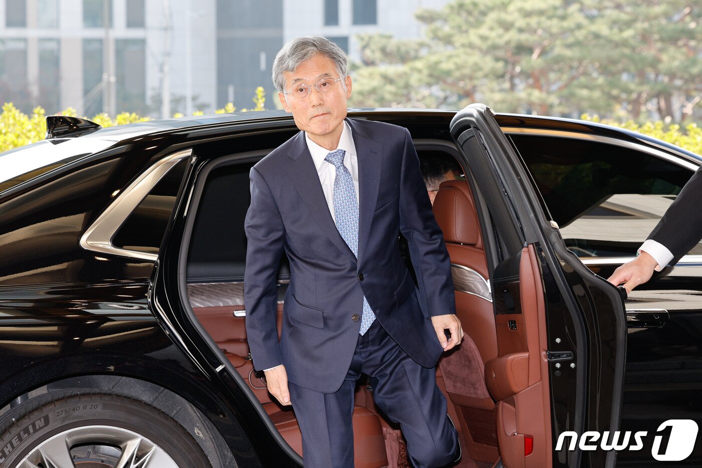본문 이미지 - 조희대 대법원장 후보자가 9일 오전 서울 서초구 대법원에서 안철상 권한대행 면담을 위해 차에서 내리고 있다. 2023.11.9/뉴스1 ⓒ News1 안은나 기자