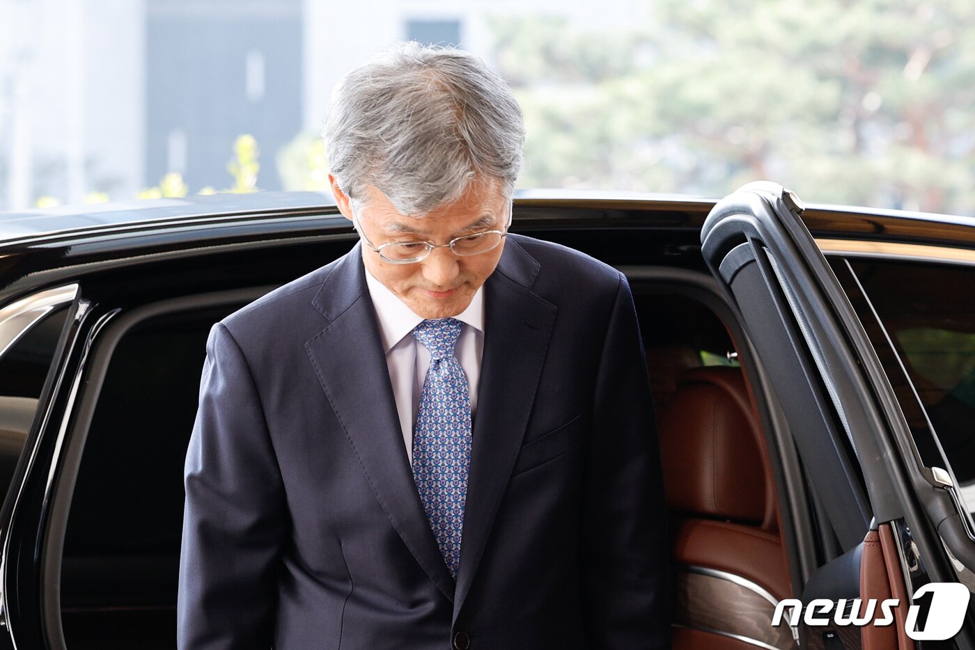 본문 이미지 - 조희대 대법원장 후보자가 9일 오전 서울 서초구 대법원에서 안철상 권한대행 면담 전 차에서 내려 인사하고 있다. 2023.11.9/뉴스1 ⓒ News1 안은나 기자