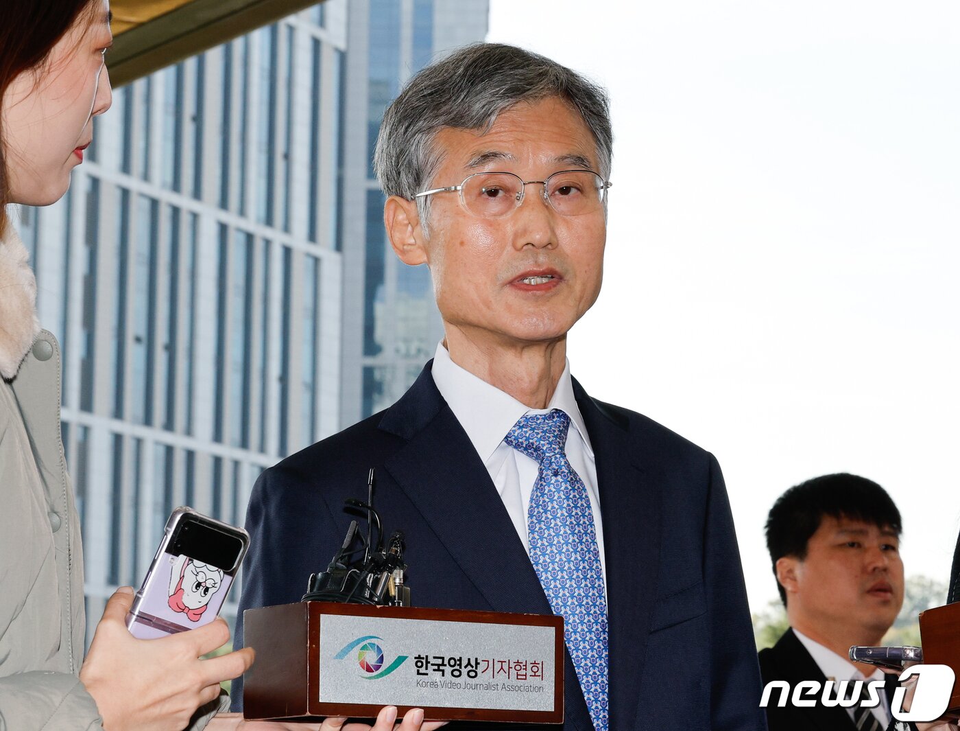 본문 이미지 - 조희대 대법원장 후보자가 9일 오전 서울 서초구 대법원에서 안철상 권한대행 면담 전 취재진 질의에 답하고 있다. 2023.11.9/뉴스1 ⓒ News1 안은나 기자
