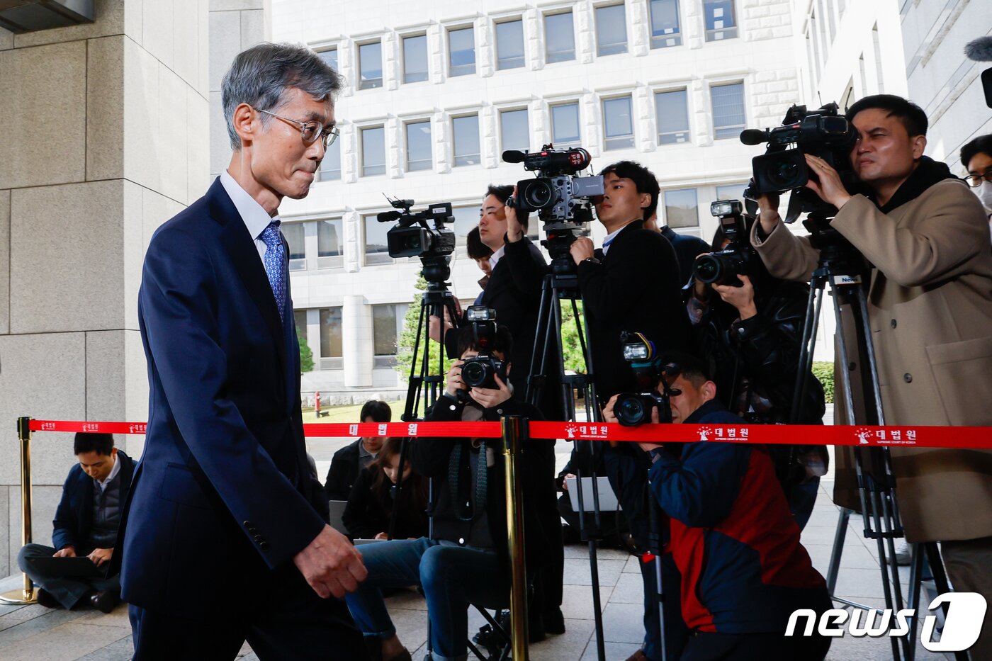 본문 이미지 - 조희대 대법원장 후보자가 9일 오전 서울 서초구 대법원에서 안철상 권한대행 면담을 위해 이동하고 있다. 2023.11.9/뉴스1 ⓒ News1 안은나 기자