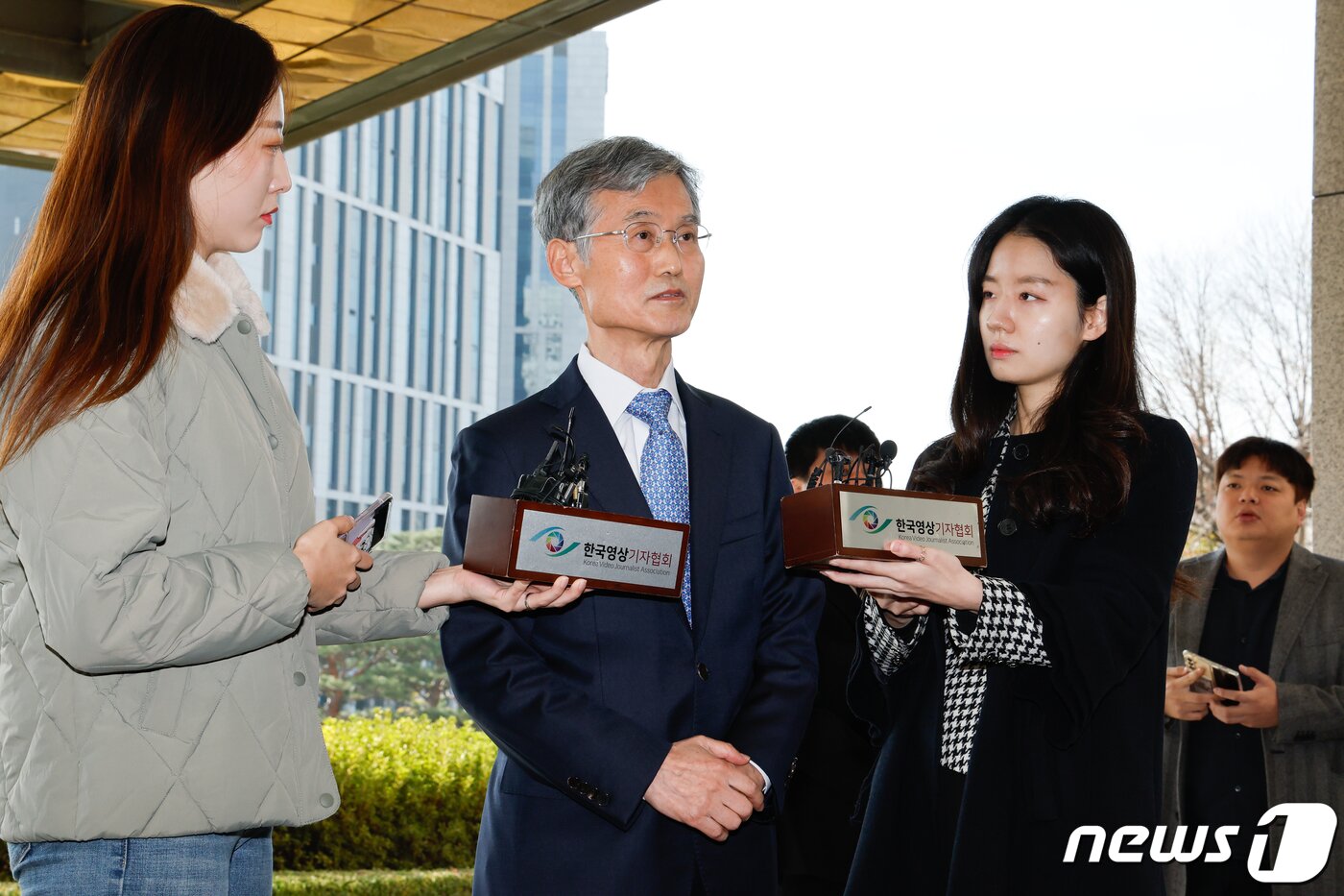 본문 이미지 - 조희대 대법원장 후보자가 9일 오전 서울 서초구 대법원에서 안철상 권한대행 면담 전 취재진 질의에 답하고 있다. 2023.11.9/뉴스1 ⓒ News1 안은나 기자