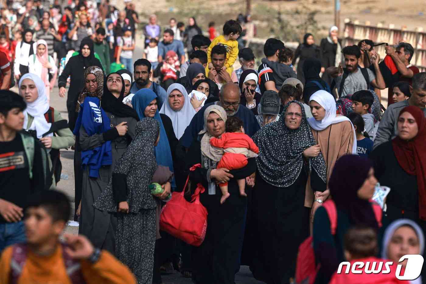 가자 시티와 가자 북부의 다른 지역에서 남부 지역으로 탈출한 팔레스타인인들이 2023년 11월8일 도로를 걷고 있다. 이스라엘과 팔레스타인 이슬람 단체 하마스 사이의 전투는 여전히 진행 중이다. © AFP=뉴스1