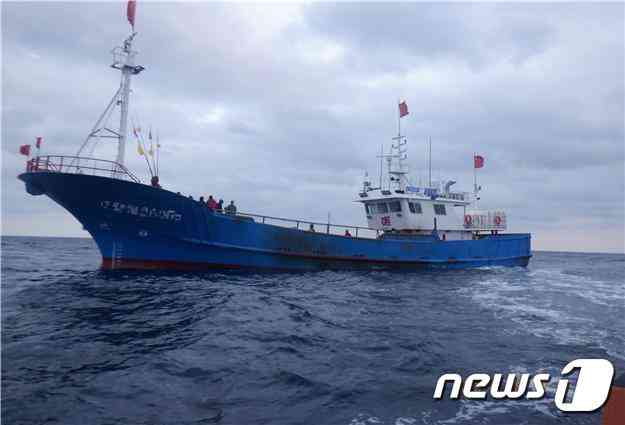 어획량 축소 보고한 혐의로 서해어업관리단 국가어업지도선(무궁화24호)에 나포된 중국어선(해양수산부 제공)