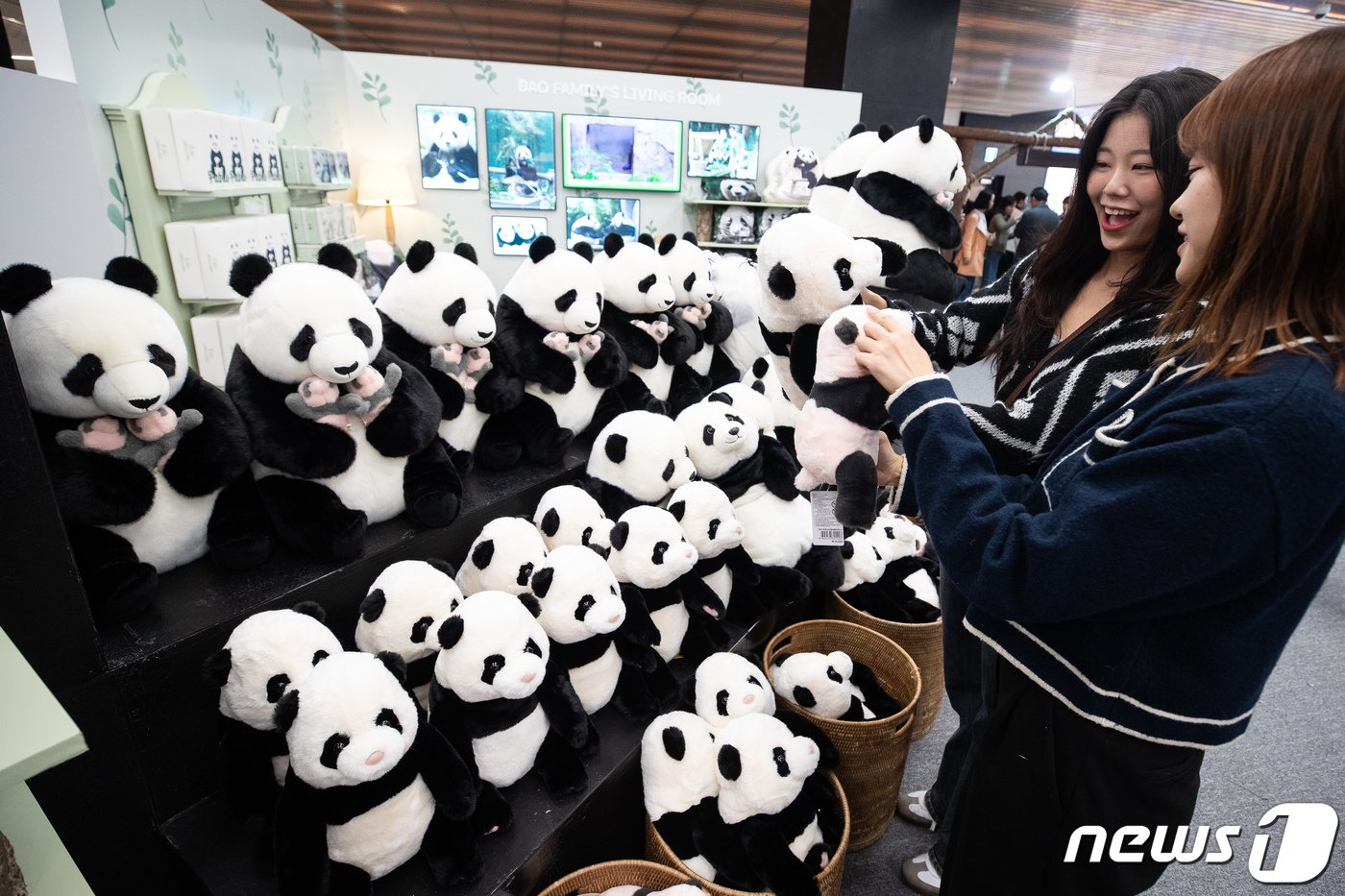 본문 이미지 - 푸바오 팝업스토어를 찾은 고객들이 인형을 살펴보고 있다. /뉴스1 ⓒ News1 유승관 기자