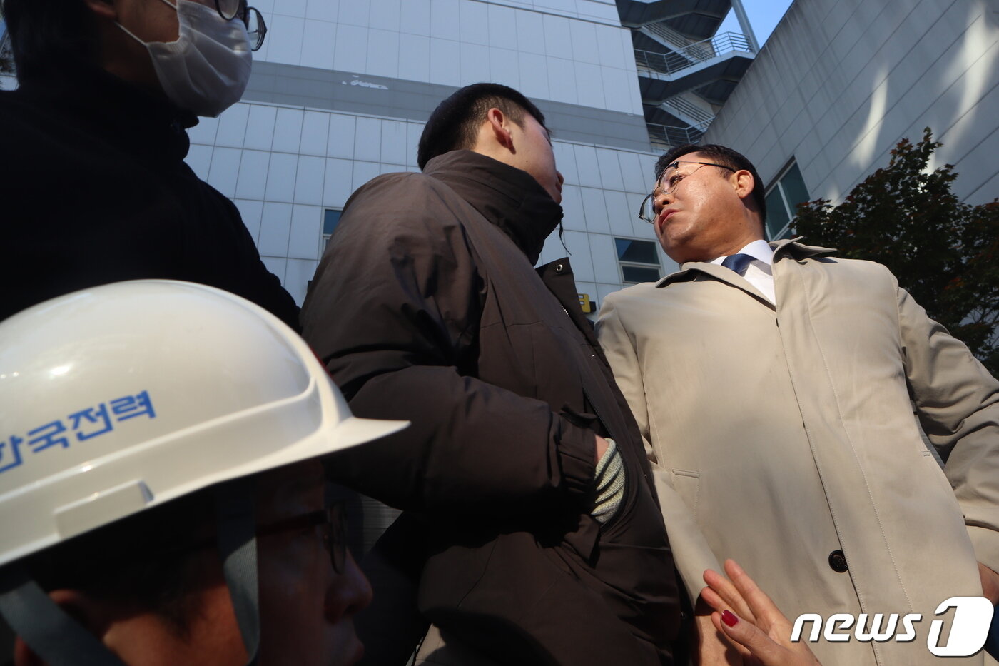 본문 이미지 - 9일 씨유 관리업체 대표(오른쪽)가 개폐기 앞에서 한전 직원들과 대치하고 있다.2023.11.9.ⓒ 뉴스1 박건영 기자