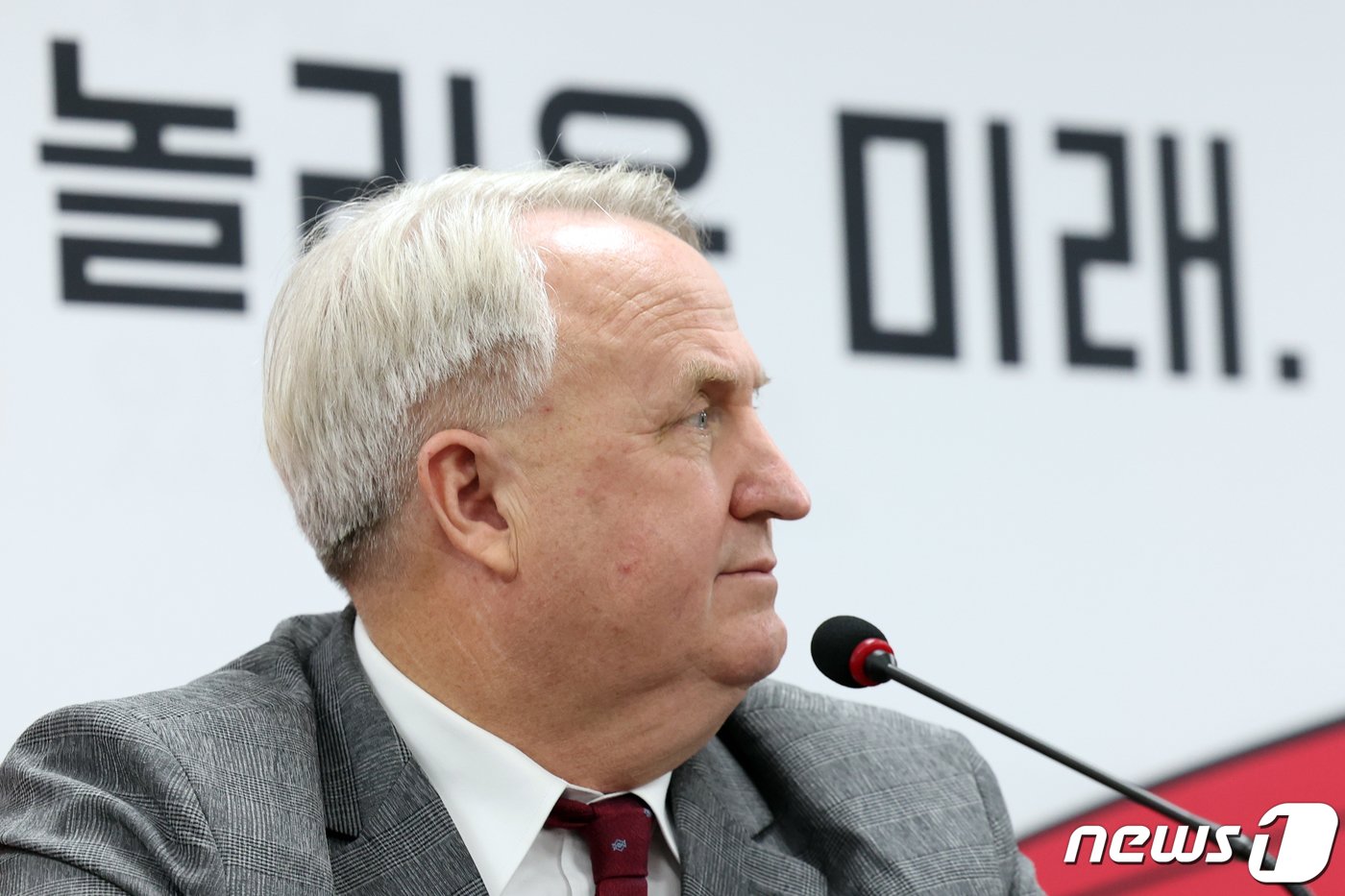 본문 이미지 - 인요한 국민의힘 혁신위원장이 9일 오전 서울 여의도 국민의힘 중앙당사에서 열린 국민과 함께 혁신위원회 제5차 전체회의에서 생각에 잠겨 있다. 2023.11.9/뉴스1 ⓒ News1 황기선 기자