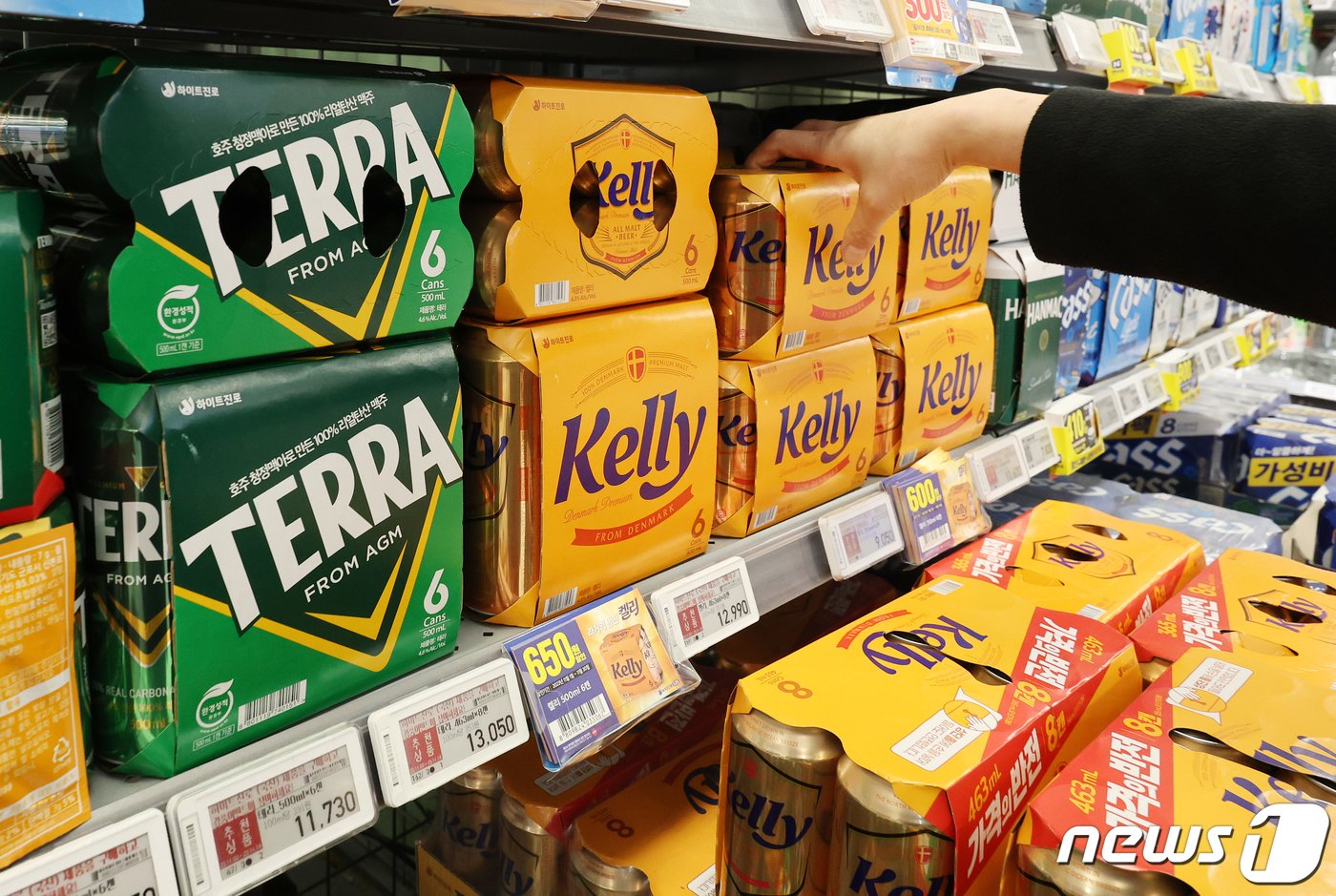 본문 이미지 - 9일 서울의 한 대형마트에서 하이트 진로의 맥주 테라와 켈리가 진열되어 있다. 2023.11.9/뉴스1 ⓒ News1 김진환 기자