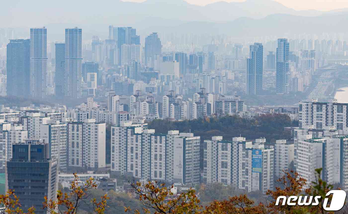 이날 오전 서울 남산에서 바라본 아파트 단지 모습. 2023.11.9/뉴스1 © News1 이재명 기자