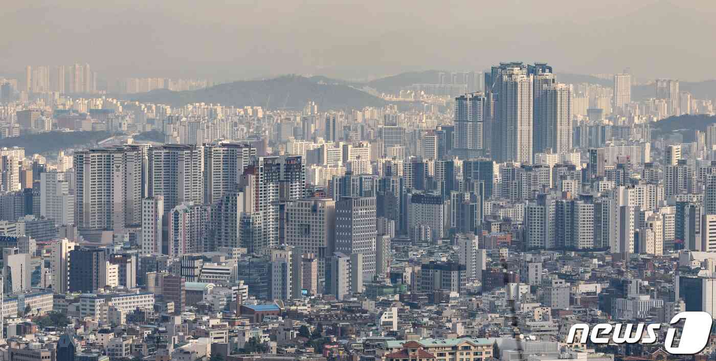 서울 남산에서 바라본 아파트 단지들. 2023.11.9/뉴스1 © News1 이재명 기자